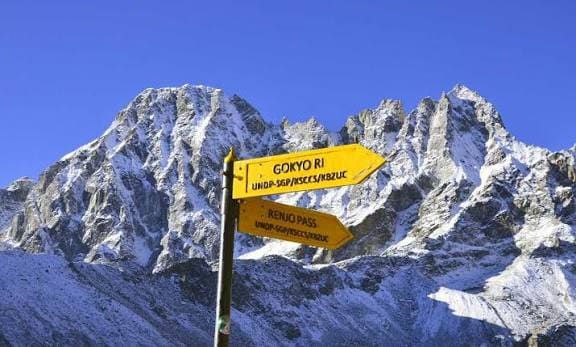 Gokyo Lake Trek: Turquoise Waters & Himalayan Panorama photo 7